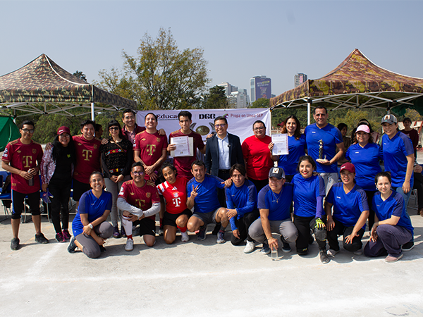 Reconocimiento al elenco estudiantil