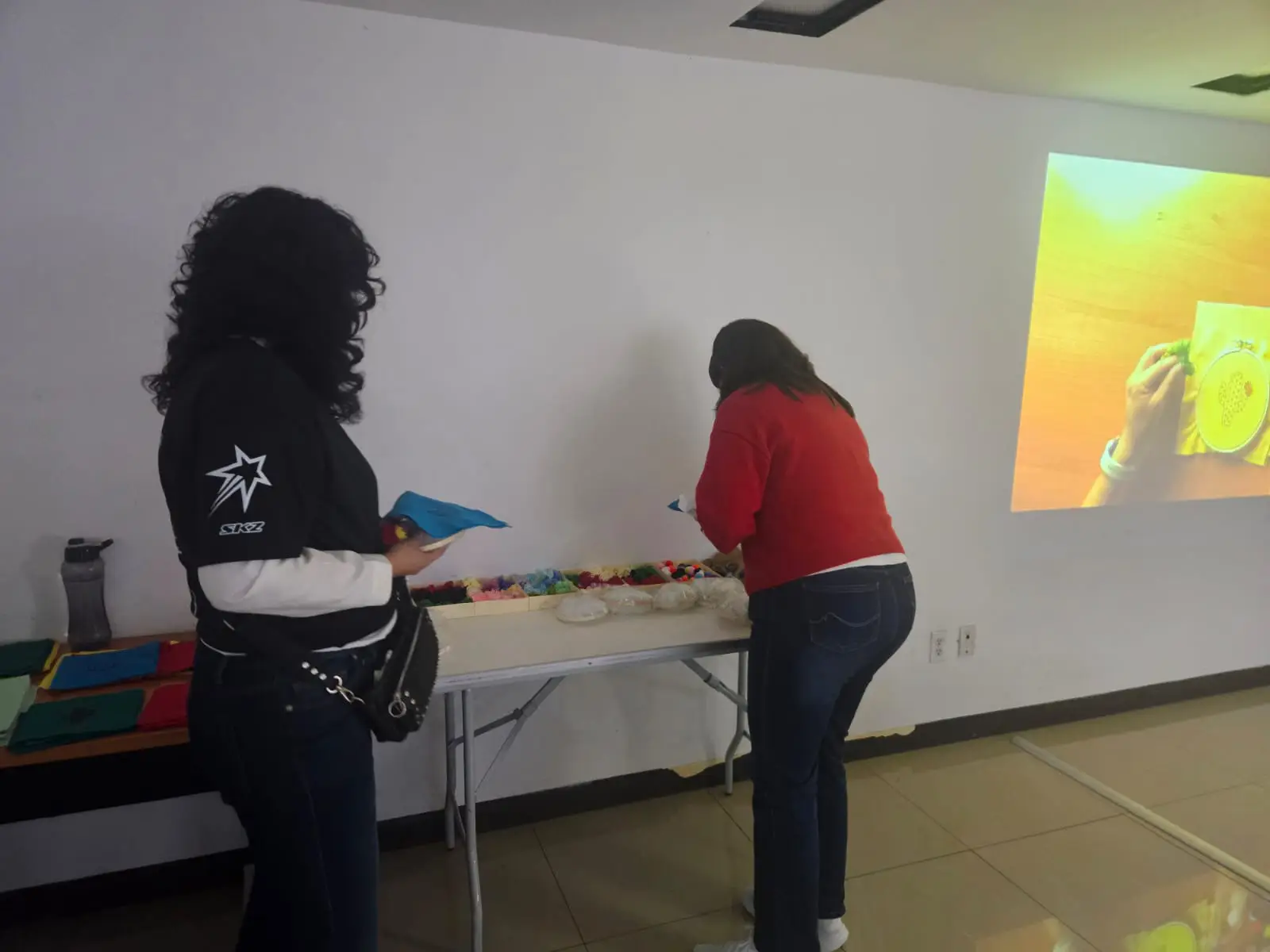 Personas en la mesa de materiales